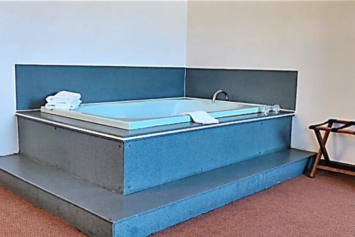 Hot Tub 46 of 48