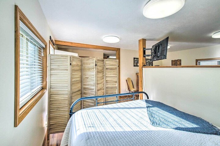 Cozy Cottage Studio: Stunning Mountain Views!