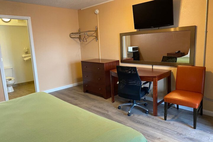 Room 13 of 25