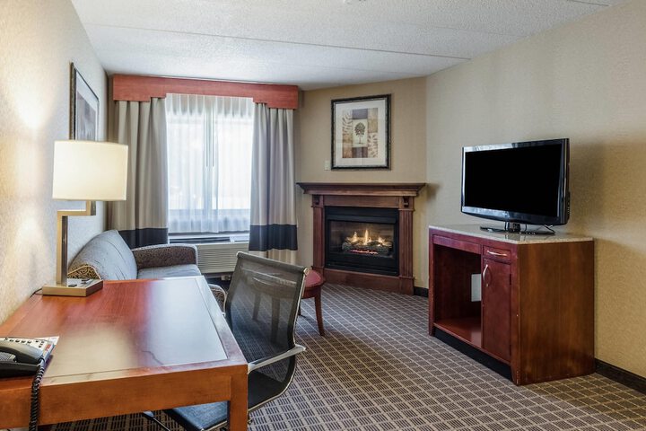 Comfort Inn & Suites West Springfield
