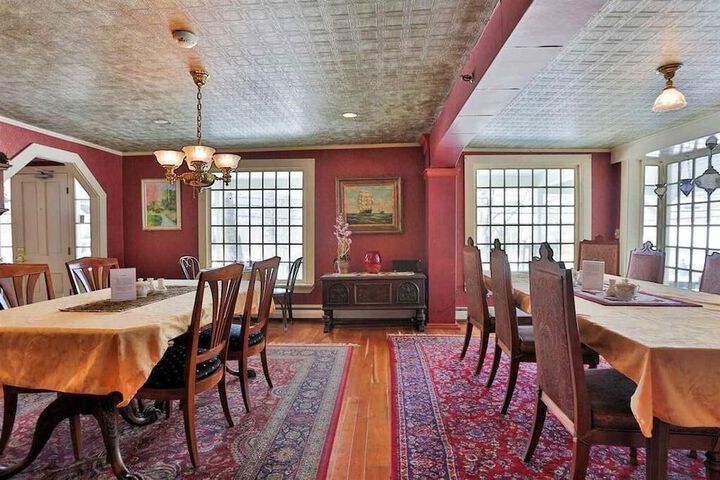 EASTMAN INN