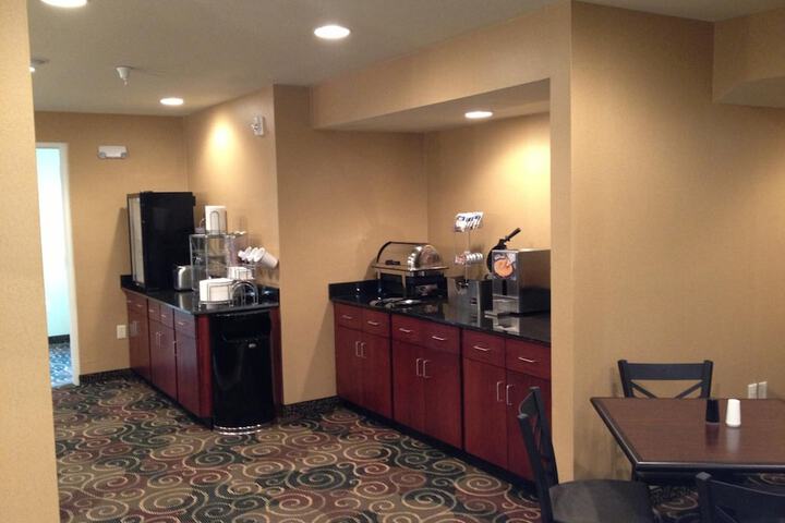 Cobblestone Hotel & Suites - Newton
