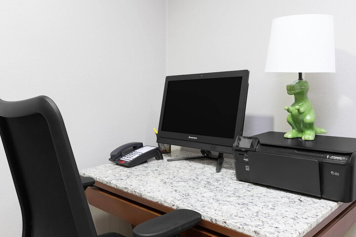 Days Inn & Suites by Wyndham Madisonville
