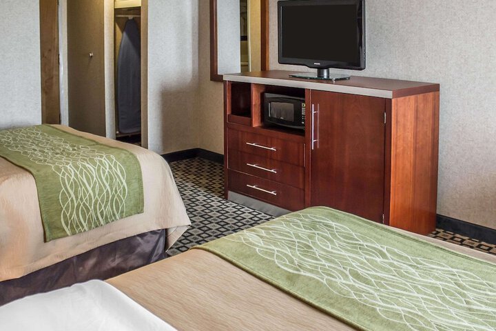 Room 32 of 65