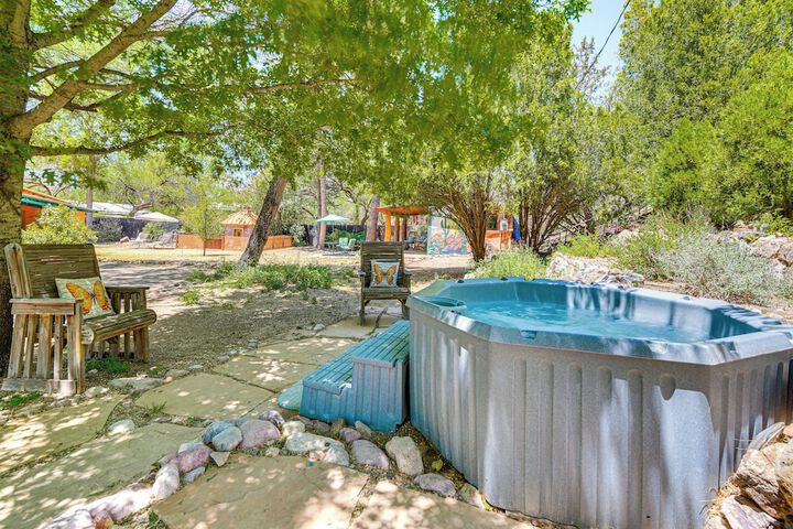 Vibrant casa Paloma w / Patio - Near Vineyards!