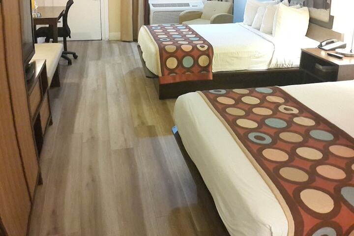 Room 40 of 77