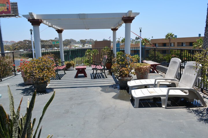 Hotel Exterior 61 of 64