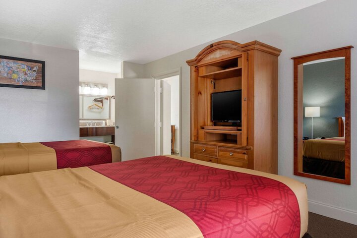 Econo Lodge Airport at RJ Stadium