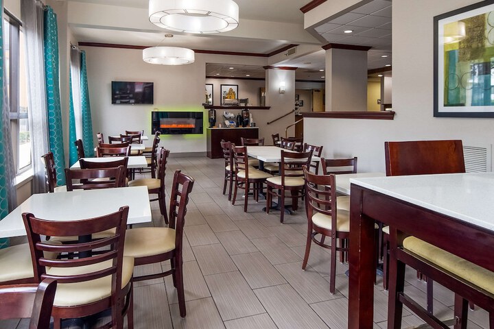 Breakfast/Coffee Service 31 of 34