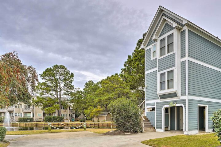 Coastal Home w / Community Pool 2 Miles to Beach!