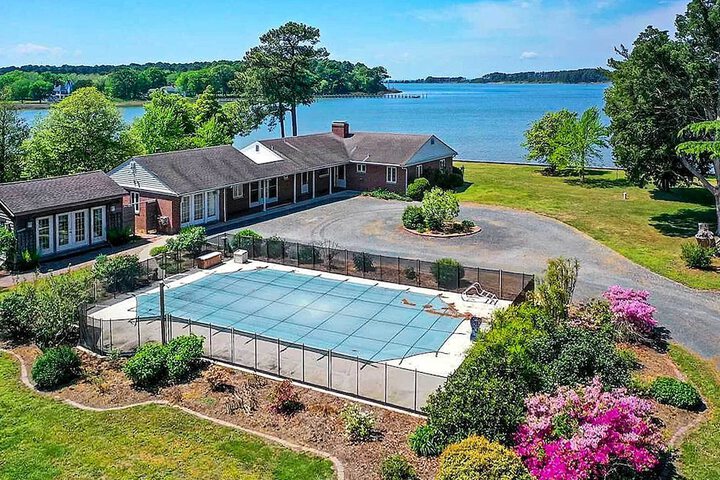 Bayfront Retreat w / Game Room + Outdoor Pool!