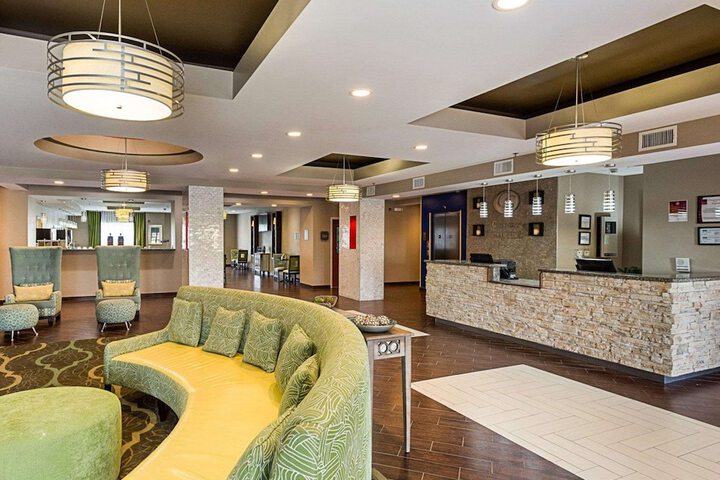 Comfort Suites near Tanger Outlet Mall