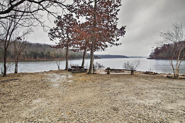Stockton Lake Escape w / Kitchen Half Mile to Lake