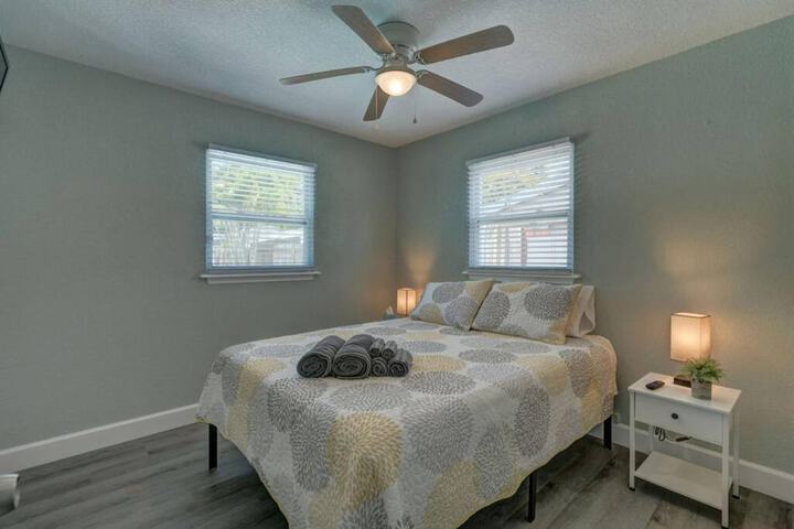 Heated Pool Close to St. Pete Tampa Pet Friendly