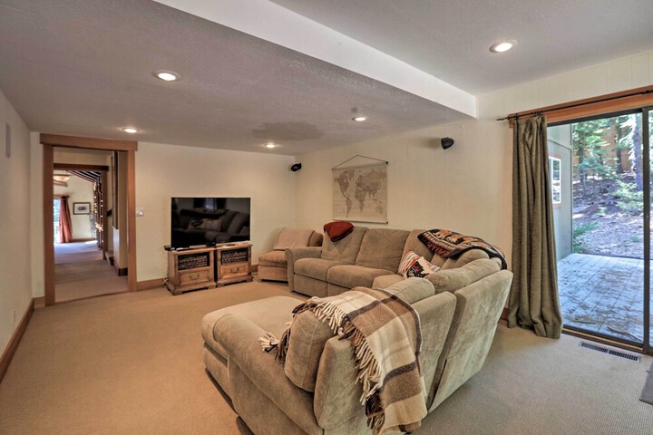 North Lake Tahoe Cabin: 4 Mi to the Beach!