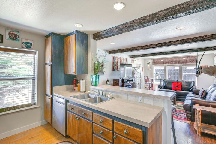Walk to Main St! Ennis Townhome w / Balcony