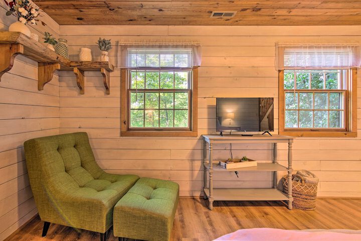Secluded Cabin w / Spacious Kitchen & Dining Area!