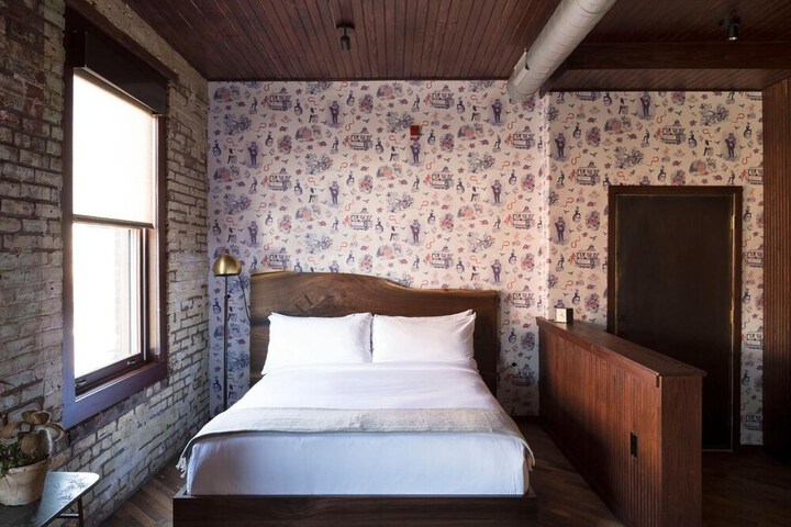 Room 7 of 18