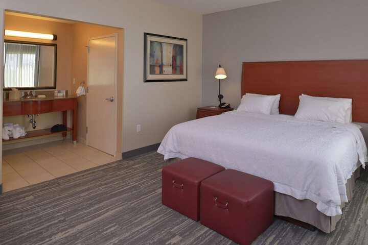 Hampton Inn & Suites Bakersfield North-Airport