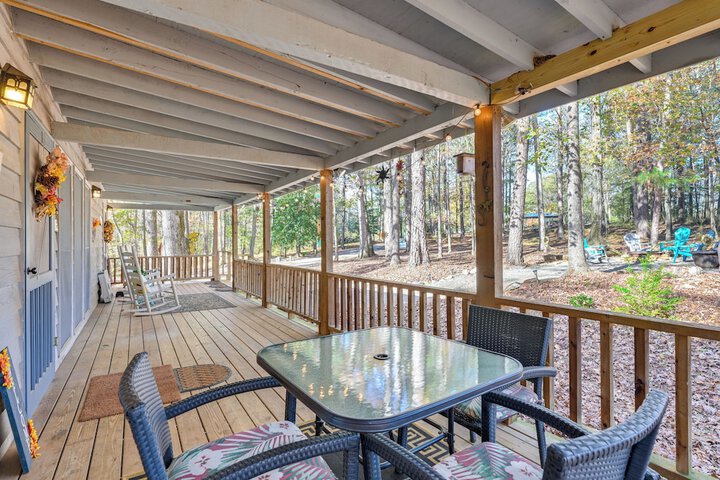 Secluded Hamilton Cabin Retreat w / Private Lake!