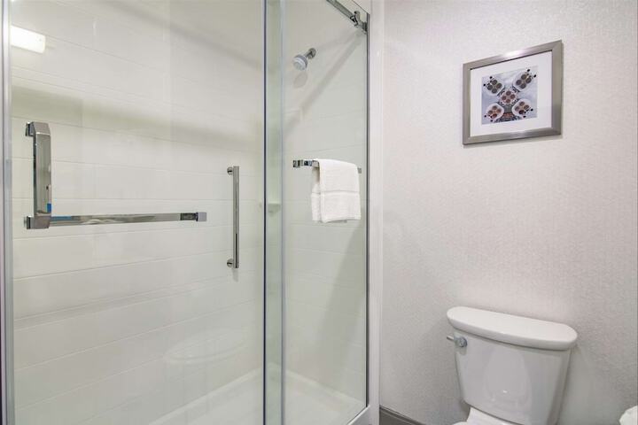 Room 10 of 28