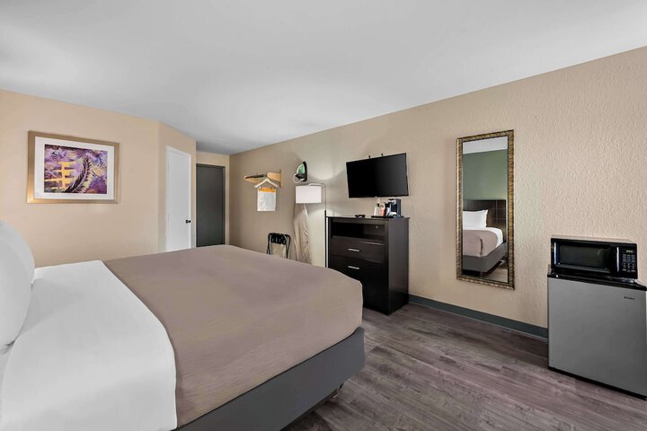 Room 13 of 32