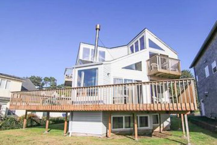 A Beachfront Fantasea 3 Br home by RedAwning