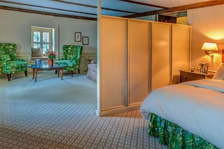 Room 10 of 14