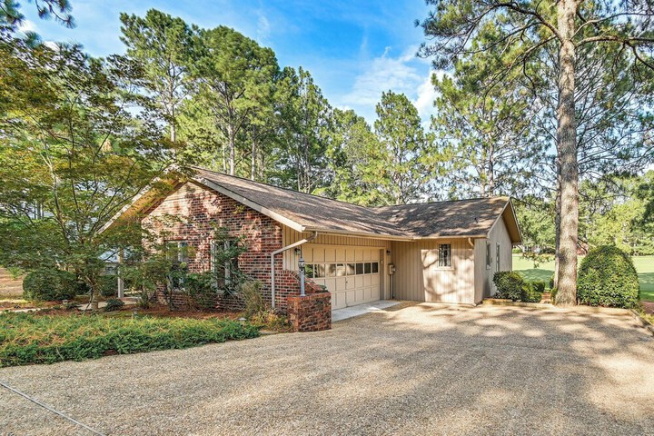 Charming Pinehurst Getaway w / Golf Course View!