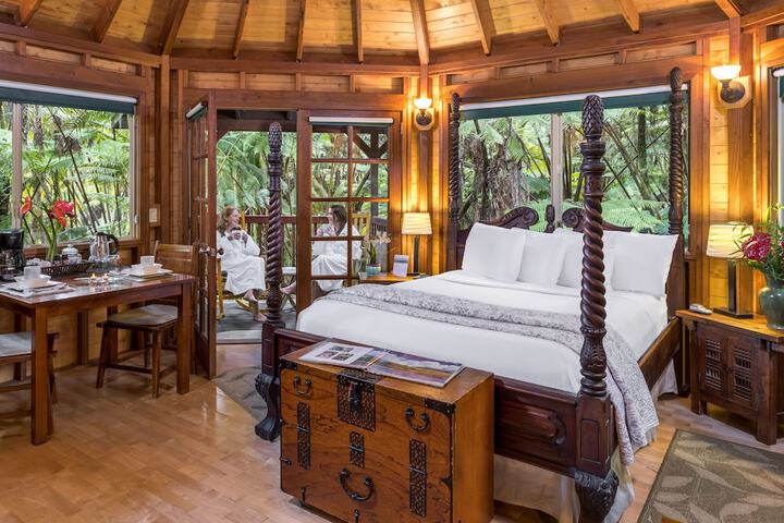 Volcano Village Lodge