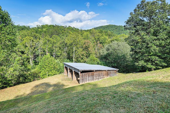 Riverfront Cabin w / Mtn Views in Tuckasegee!