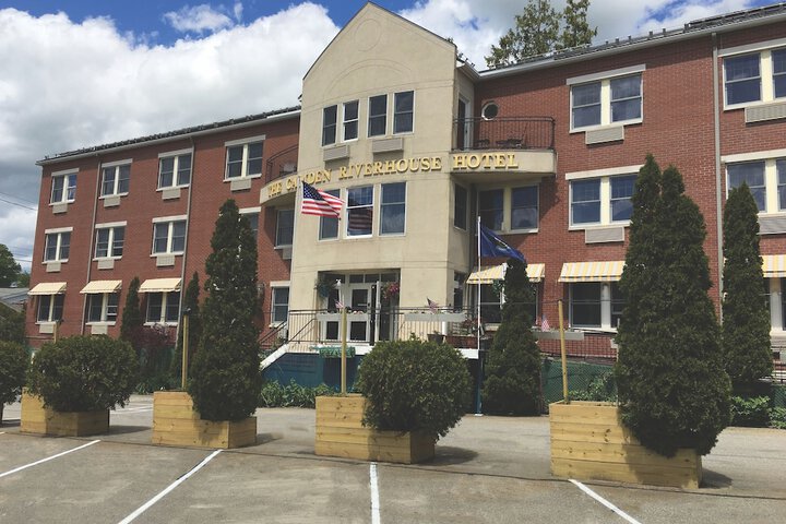 Camden Riverhouse Hotel