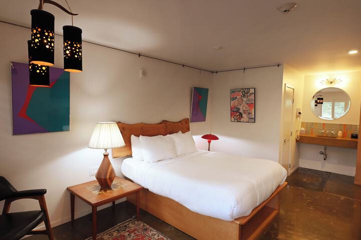 Room 25 of 127