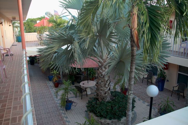 Hotel Exterior 41 of 48