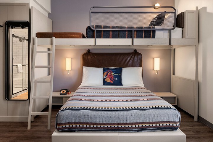 Room 26 of 38