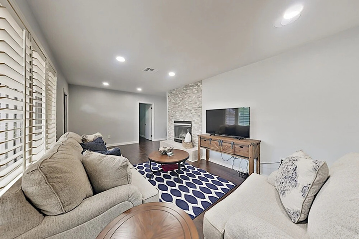 Charming Getaway W / New Kitchen & Private Backyard 3 Bedroom Home