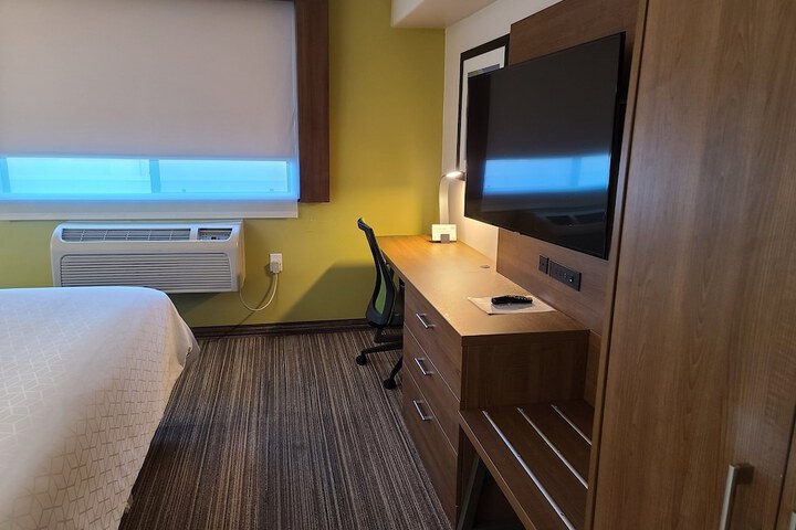 Room 14 of 32