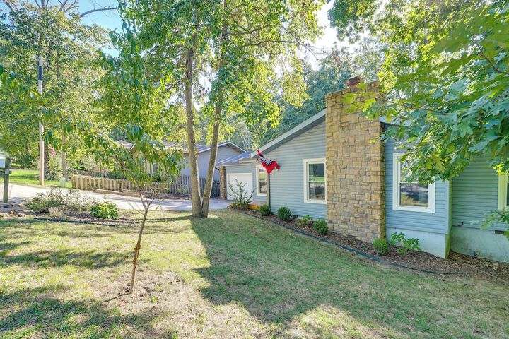 Home w / Trail Access & Fire Pit in Bella Vista!