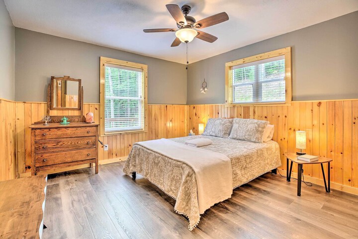 Hike & Zip-line: Red River Gorge Cabin w / Hot Tub!