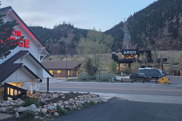 H & H Motor Lodge