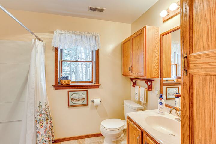 Charming Apartment w / Yard & Beautiful Gardens!
