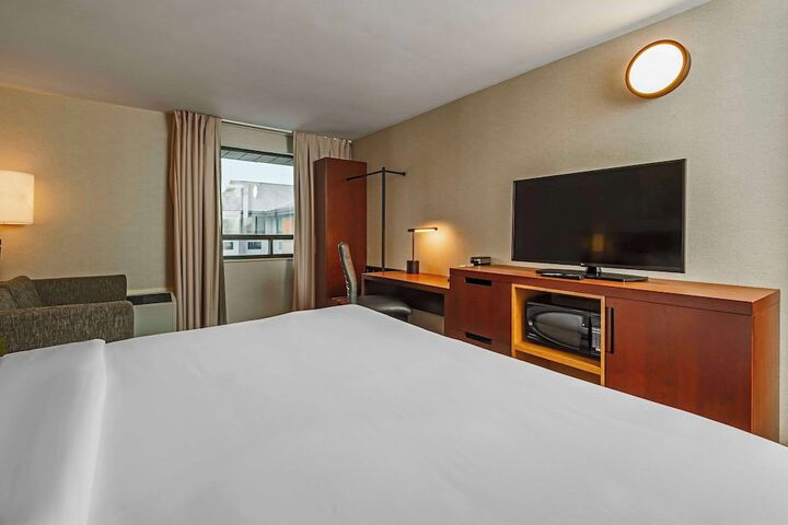 Room 32 of 53