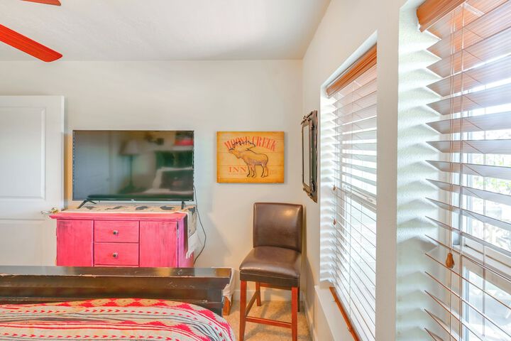Walk to Main St! Ennis Townhome w / Balcony