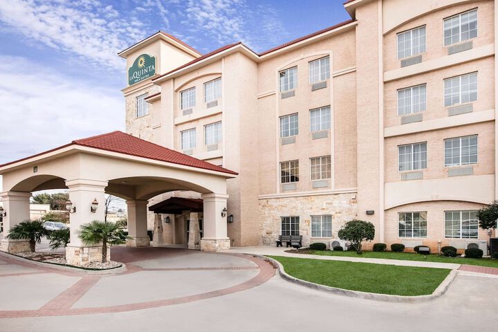 La Quinta Inn & Suites by Wyndham DFW Airport West - Euless
