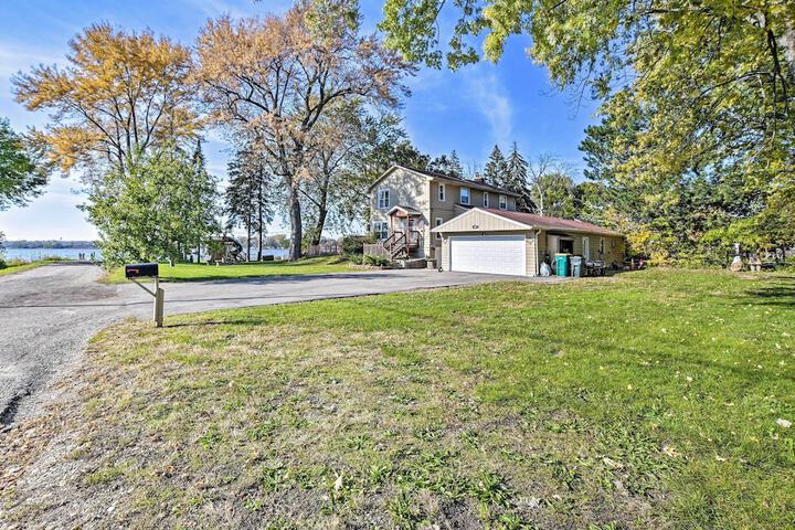 Lakefront Home w / Game Room Theater & Dock!