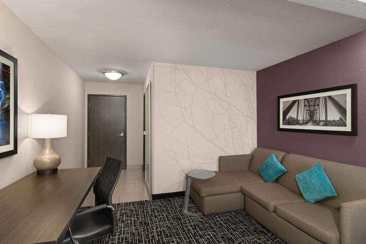 La Quinta Inn & Suites by Wyndham Fayetteville