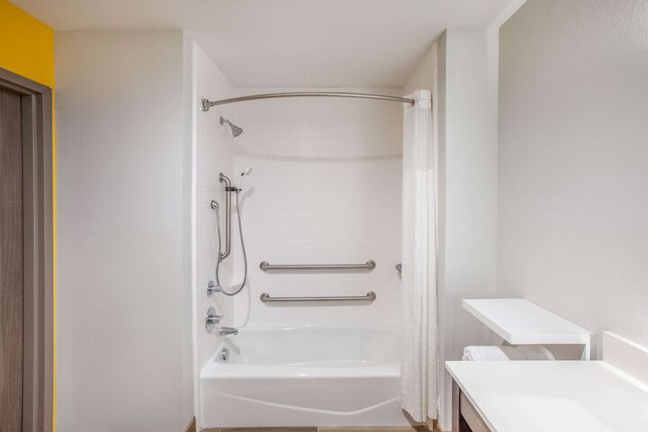 La Quinta Inn & Suites by Wyndham Dallas Duncanville