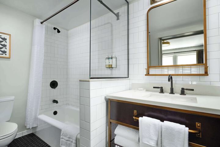 Hotel Phillips Kansas City Curio Collection by Hilton
