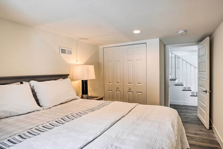 Cozy Plymouth Cottage w / Medicine Lake View!