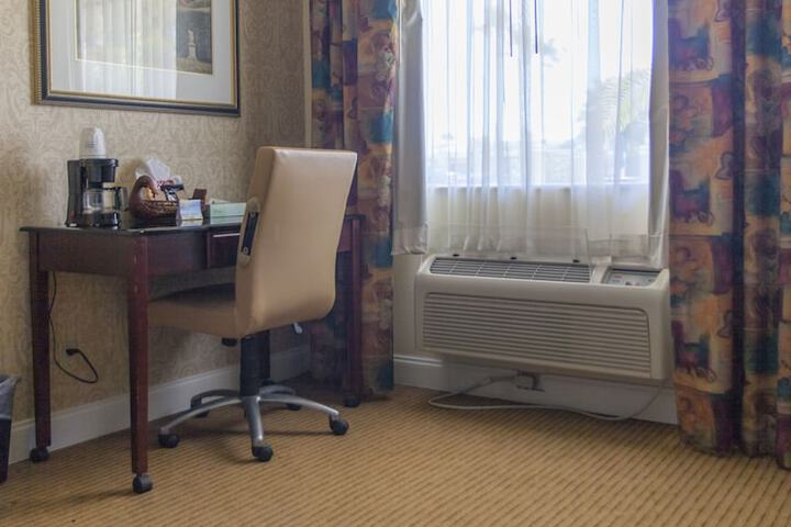 Room 7 of 76